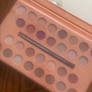 Eyeshadow palette (NWOT)